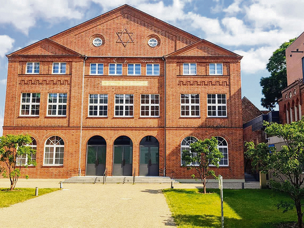 Carlebach-Synagoge in Lübeck wiedereröffnet: Schusters Ablenkung und die Gemeinde als Zaungast