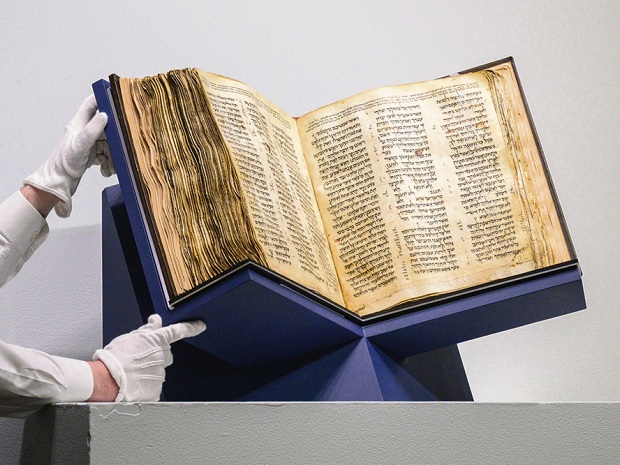 Rekordsumme für einen atemberaubenden Fund: Alte Hebräische Bibel für 35 Millionen Euro versteigert 