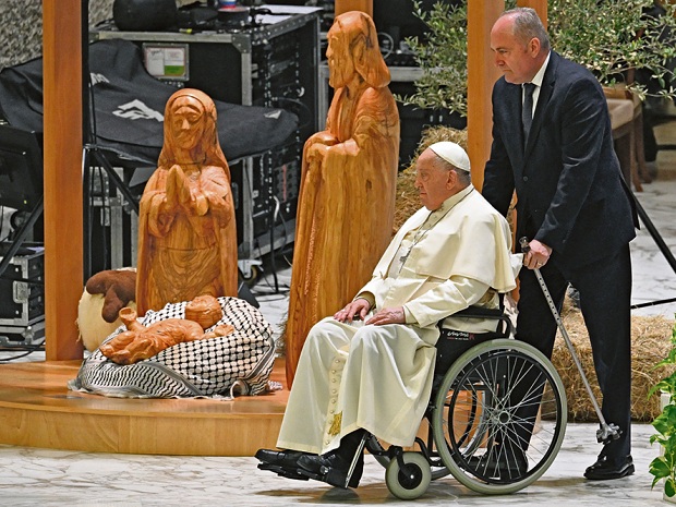 Papst betet vor Krippe mit Jesuskind auf Pali-Tuch