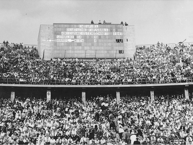 „Unternehmen Barbarossa“: Fußballjubel in Berlin, Kugelhagel an der Ostfront 