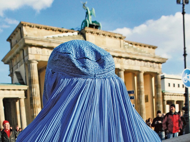 Bundesregierung erweitert Kernfamilie: Zweitfrauen aus Afghanistan eingeflogen