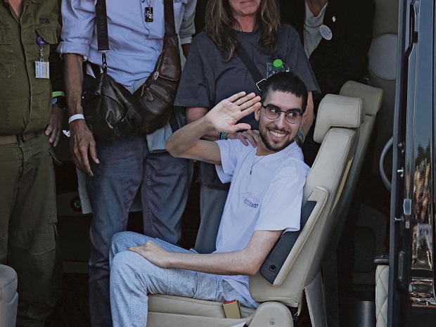 Stimmen der überlebenden Geiseln: „Sie hielten uns wie Tiere“  