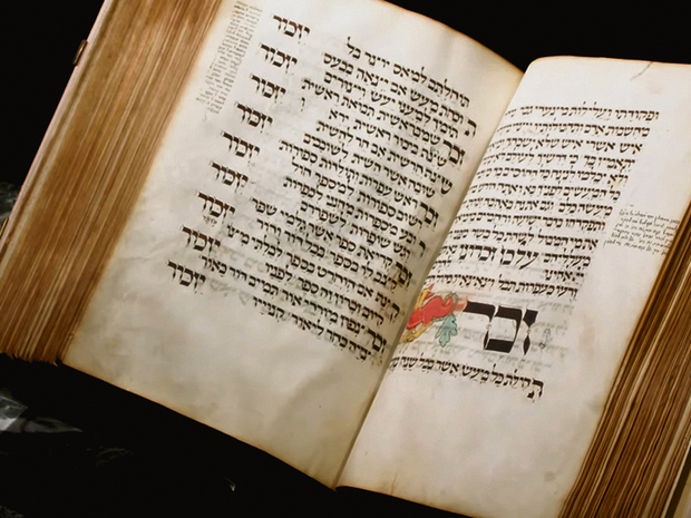 Jahrhundertaltes jüdisches Feiertagsgebetbuch erzielt Höchstpreis bei Versteigerung in London