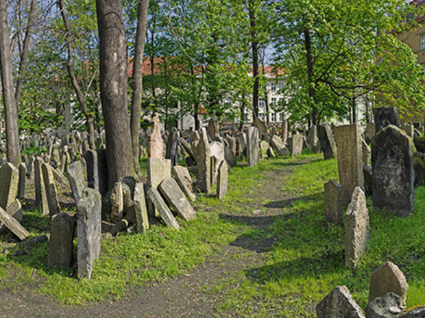 Die jüdischen Grabsteine im Prager Straßenpflaster 