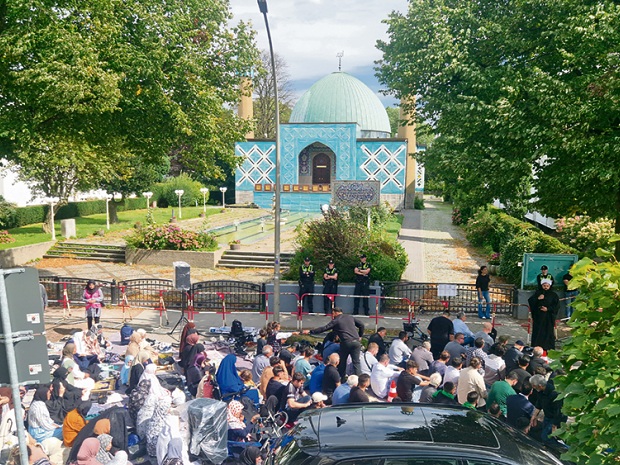 Nach IZH-Schließung: Öffentliche Gebete auf der Straße und Machtdemonstration der Mullah-Anhänger